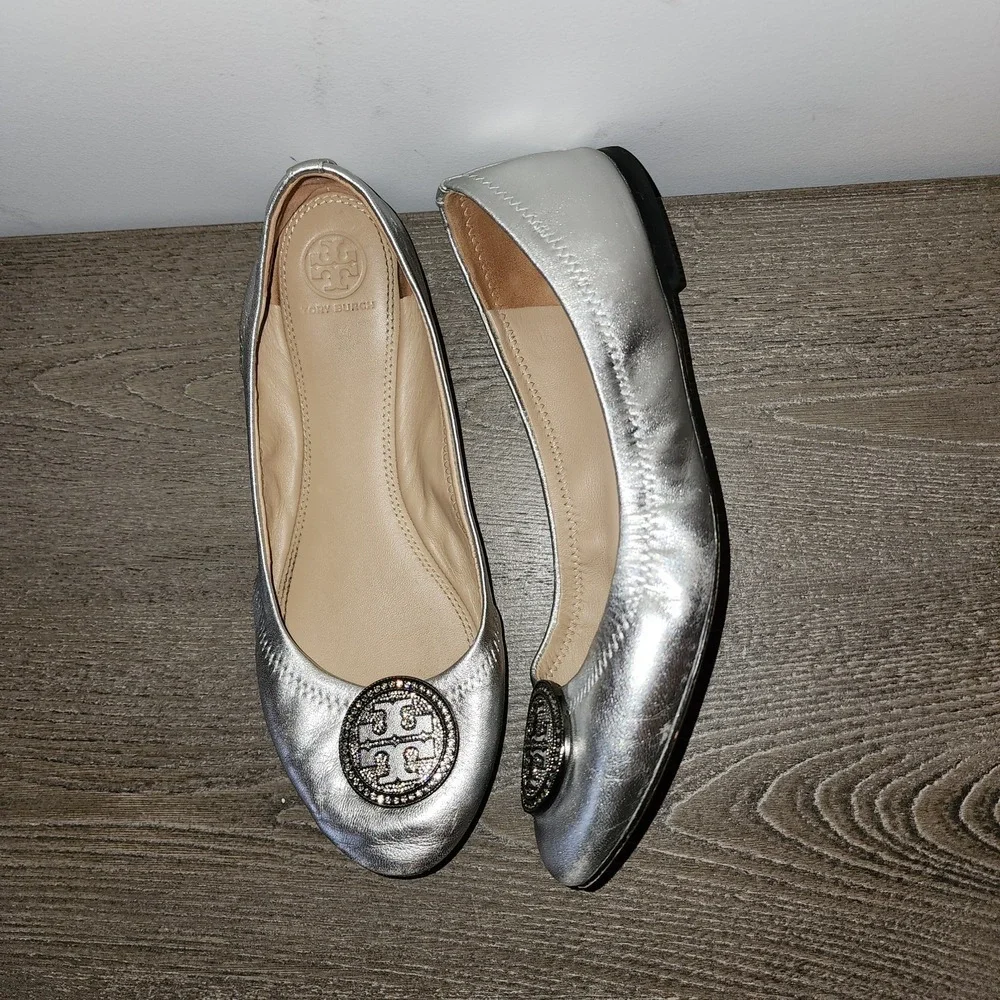 Tory Burch Liana Rhinestone Logo Silver Metallic Leather Ballet Flats Size 8.5
